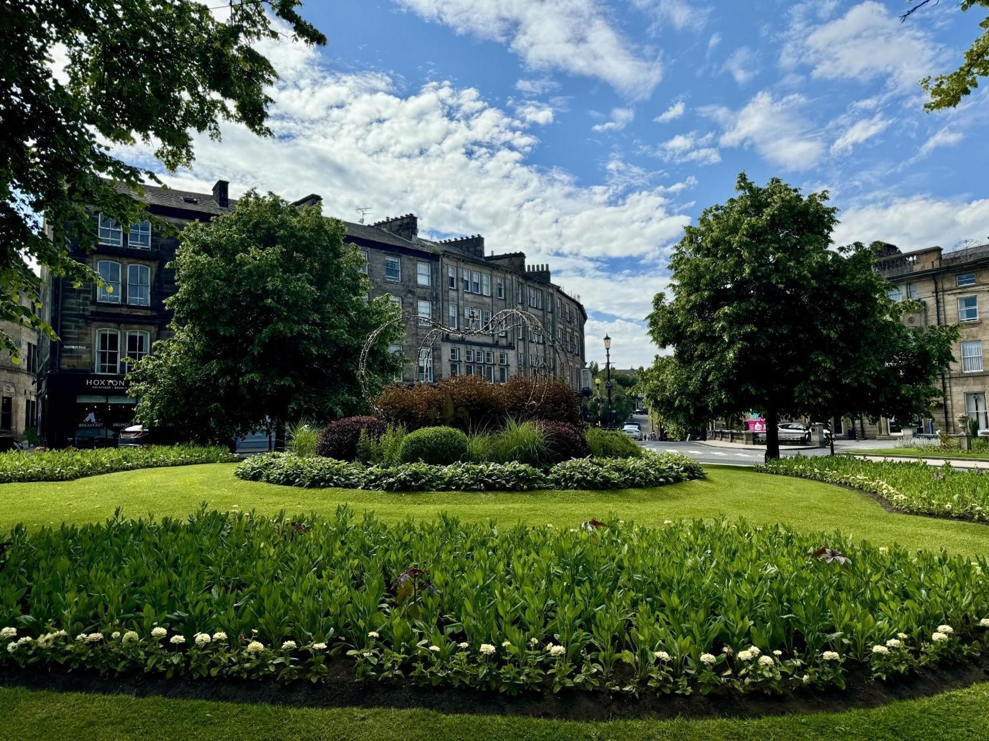 The Yorkshire Crown - Luxury Apartment - Free Parking Nearby 해러게이트 외부 사진
